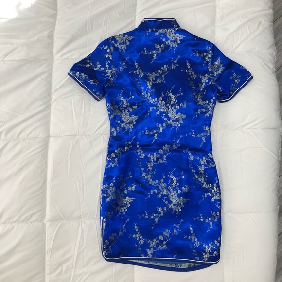 Traditional Chinese Dress - Picture 2 of 8